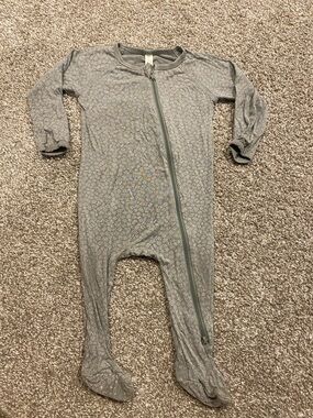 Quincy Mae viscose baby zippy footed pajamas size 6-12